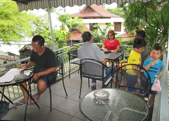 Bamboo Inn Hotel & Cafe